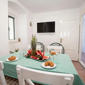 Slavuj Square Apartment