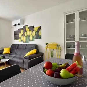  Apartment Buri